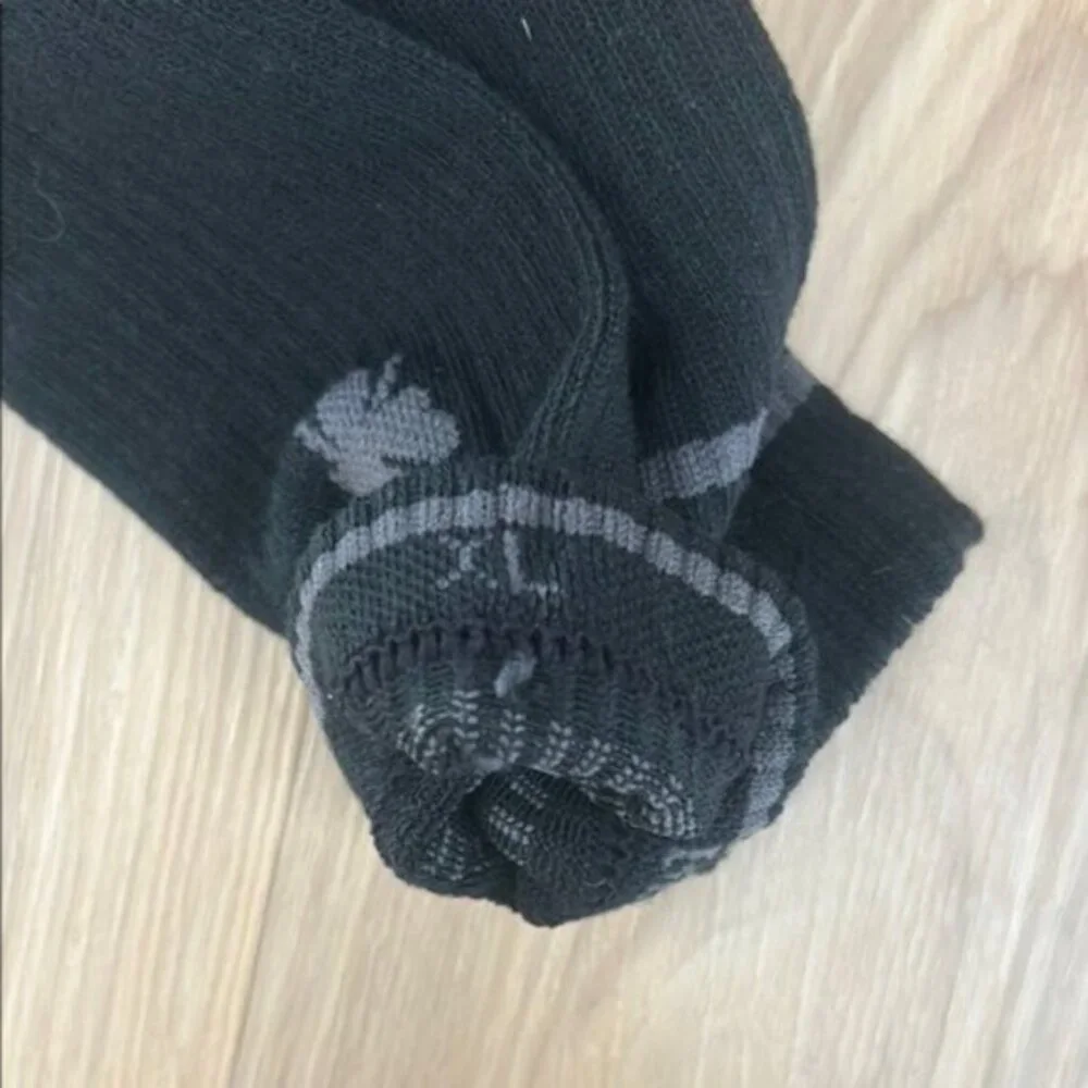 Black Bombas Athletic Crew Socks with Ribbed Texture